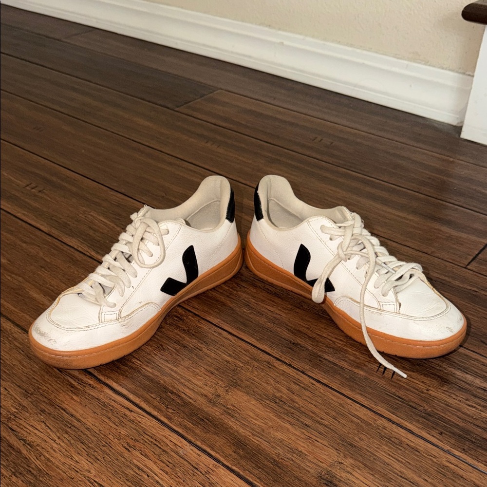 Veja V-12 black and white sneakers size 9/40